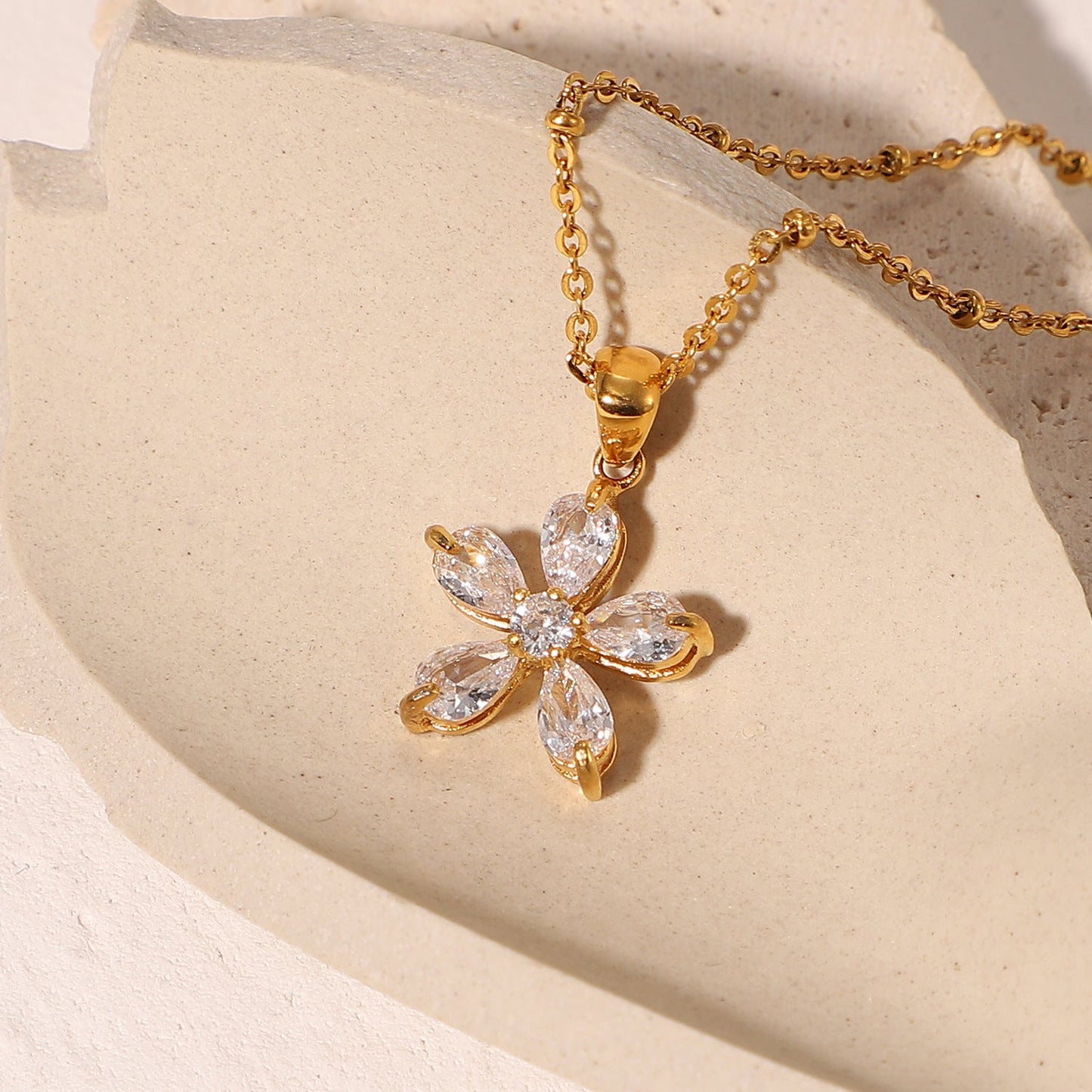 Stainless steel 18k gold-plated white zircon flower pendant necklace
