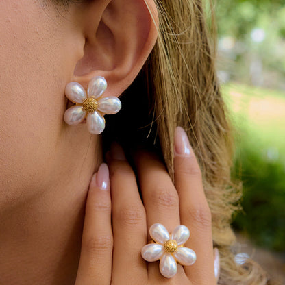 Conjunto de joyas florales redondas de acero inoxidable chapado en oro de 18 quilates.