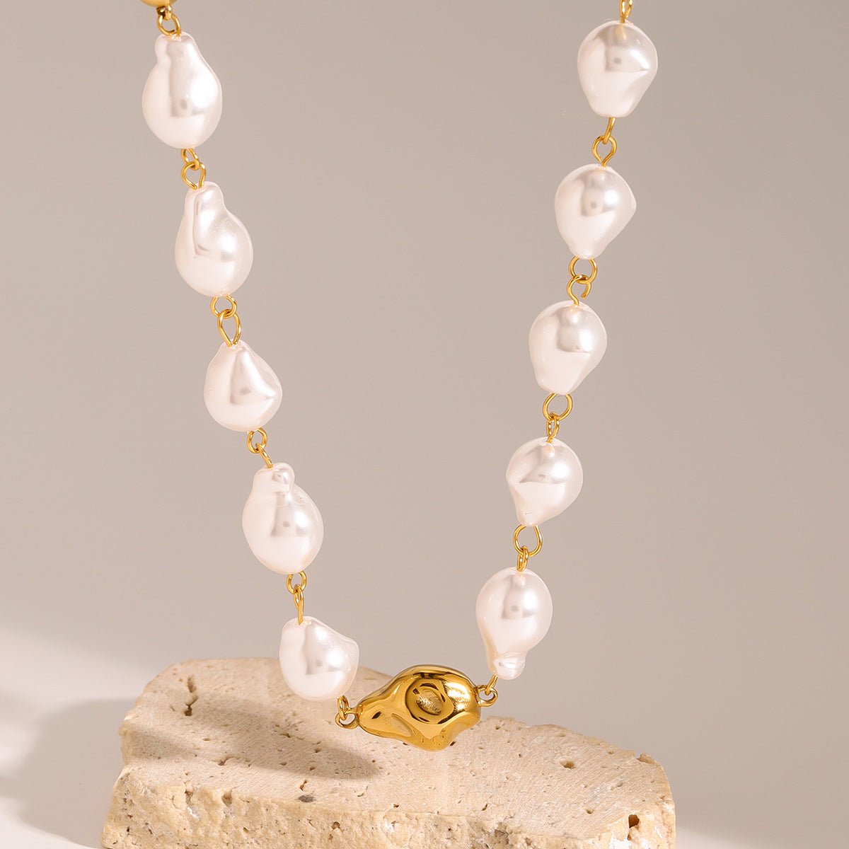 Stainless steel 18k gold-plated pearl necklace