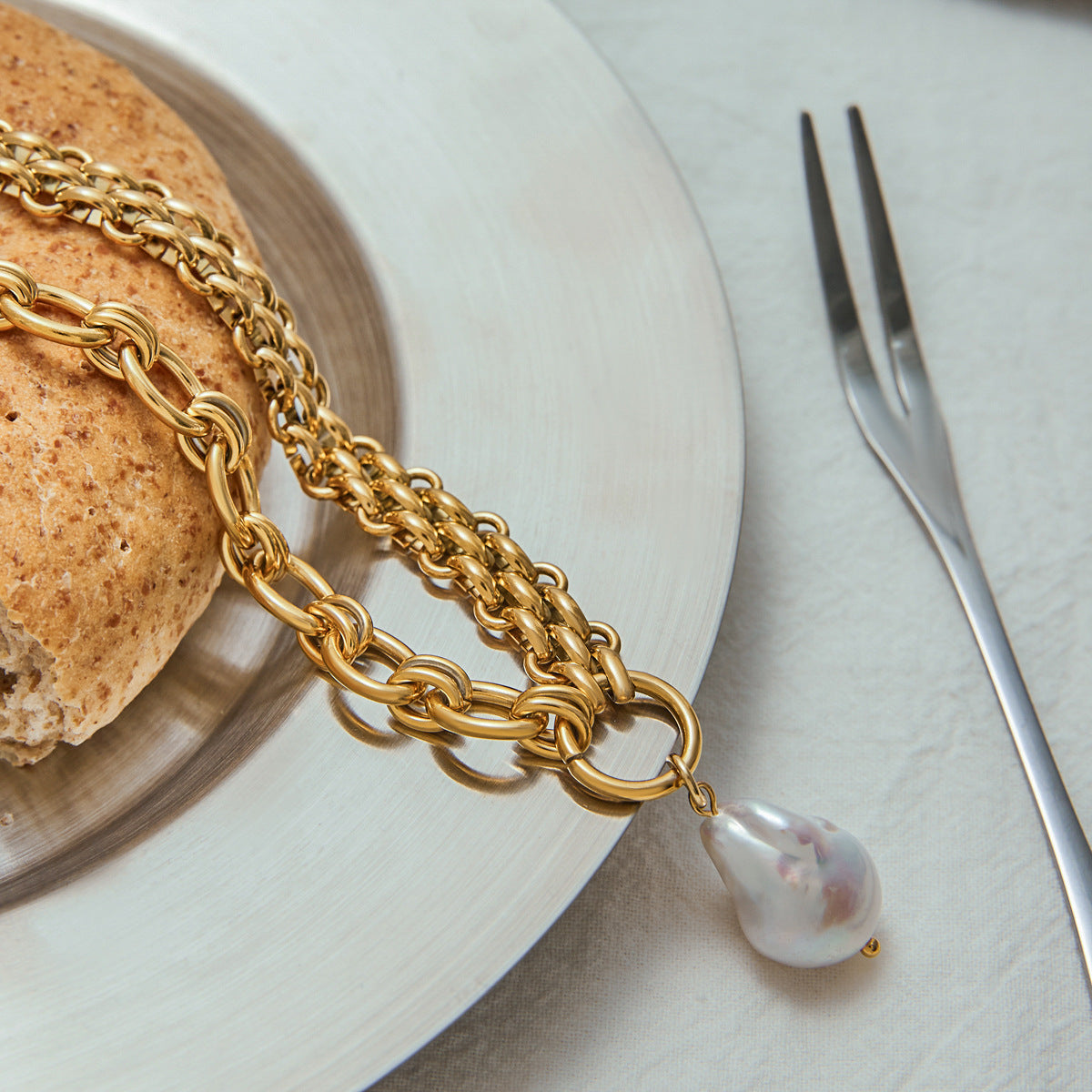 Stainless steel 18k gold-plated pearl necklace