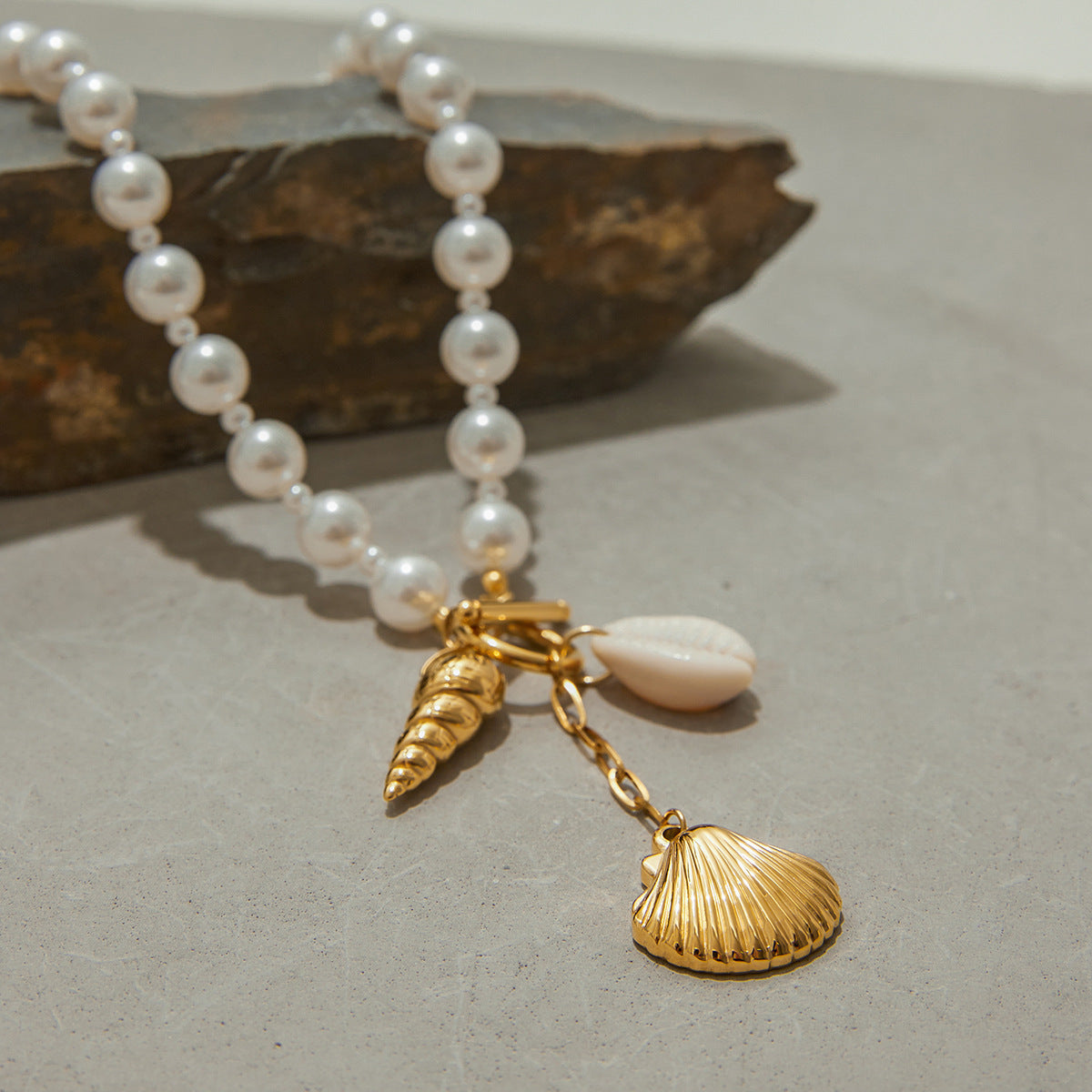Stainless steel 18k gold-plated pearl necklace