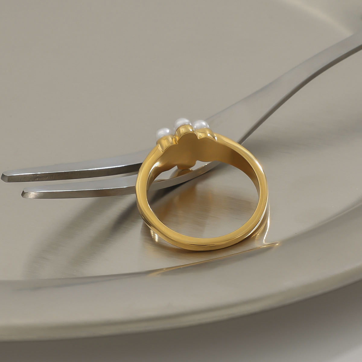 Stainless steel 18k gold-plated pearl flower ring