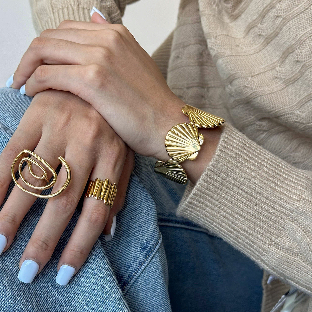 Stainless steel 18k gold-plated shell bangle