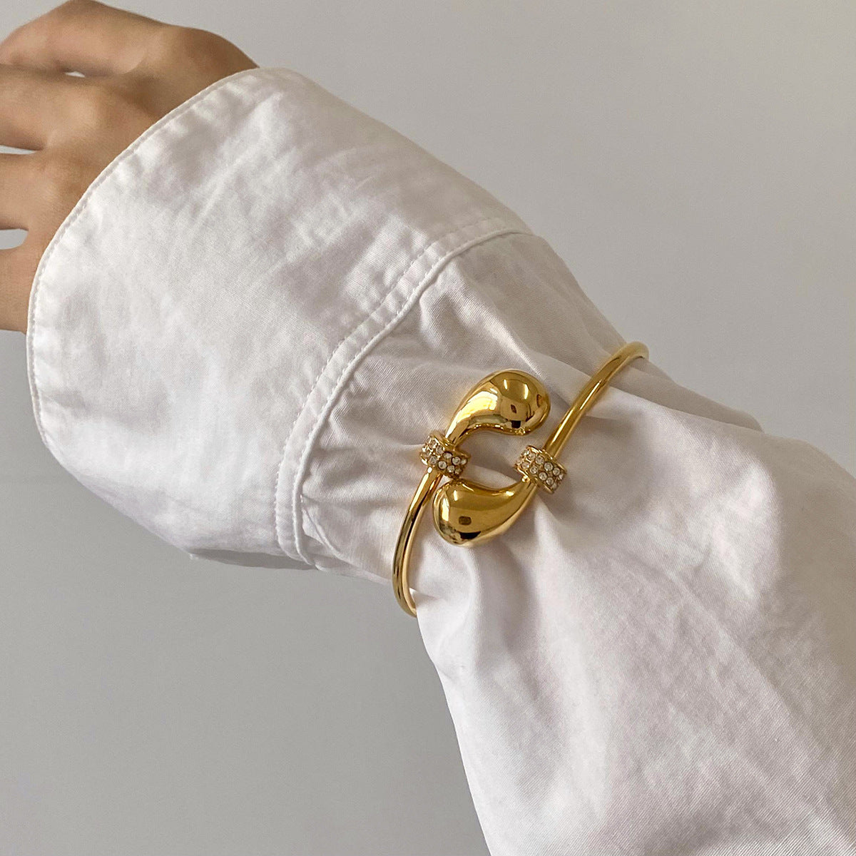 Stainless steel 18k gold-plated diamond-encrusted teardrop bracelet